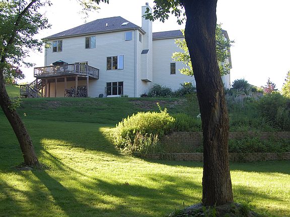 2nd image of 685 Castlewood Dr