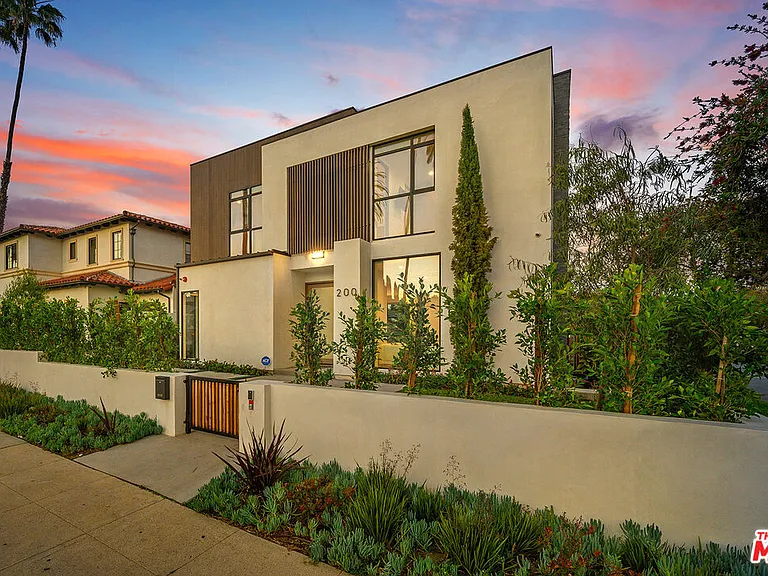 200 N Doheny Dr — Photo 2