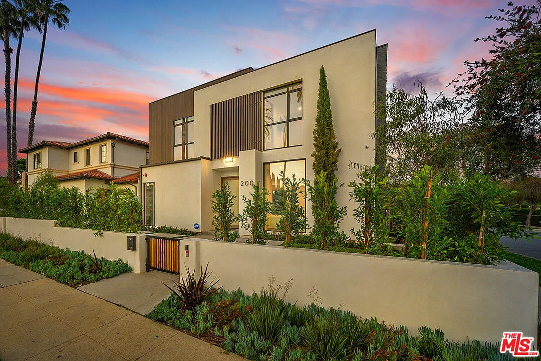 Building Photo - 200 N Doheny Dr