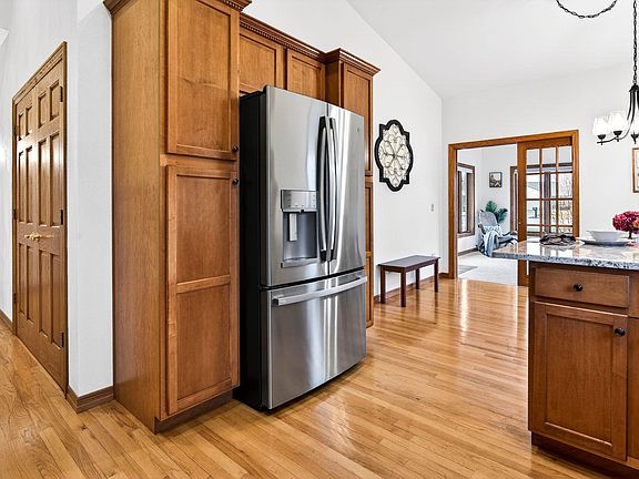 3rd image of 1831 E Sylvan Ave