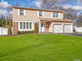 88 Woodview Ln, Centereach, NY 11720