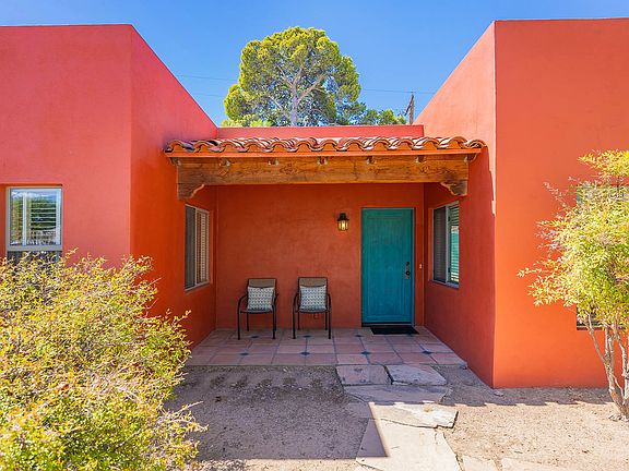 Relaxing, covered front patio