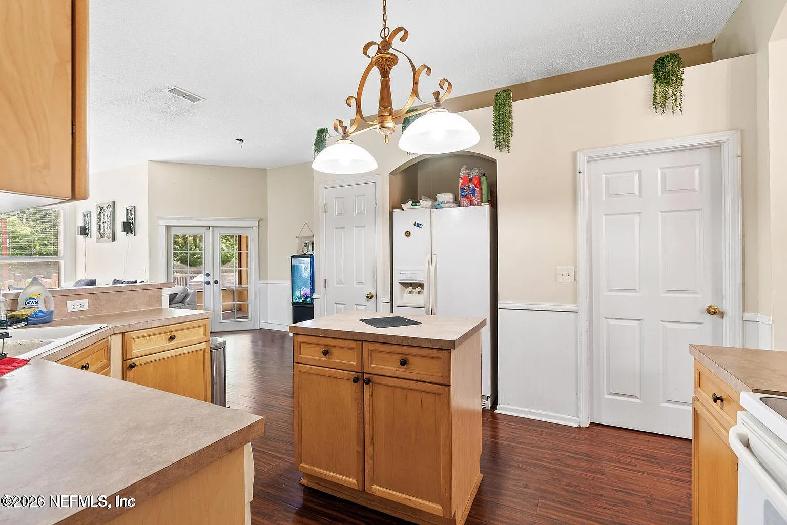 4 bed, 2.0 bath, 2092 sqft, $2,300 — Photo 4