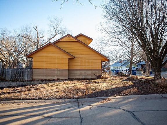 4th image of 2202 E Crestwood Dr