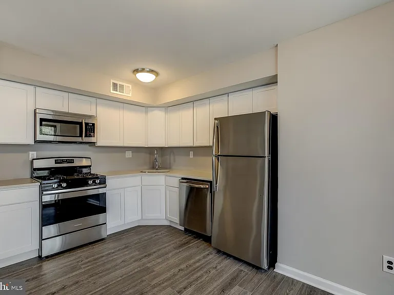 1105 Berwyck Ct — Photo 4