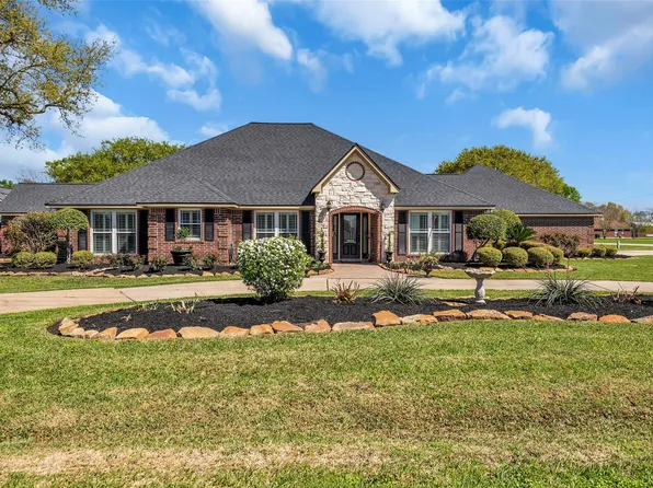 6700 Plantation Dr, Cove, TX 77523