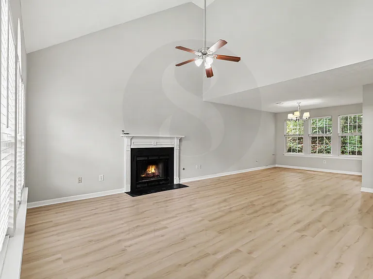 1090 Winter Park Ln — Photo 7