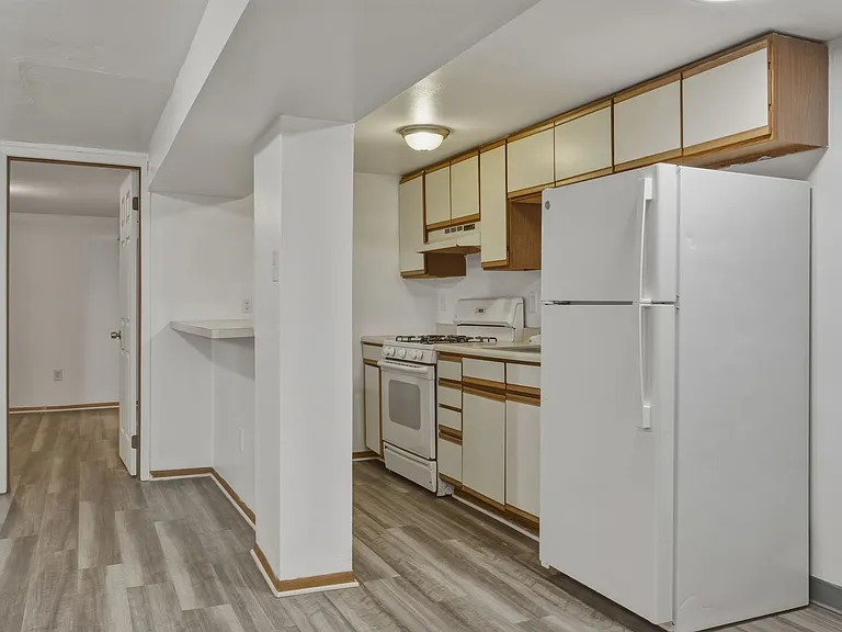 325 Ella St — Photo 2