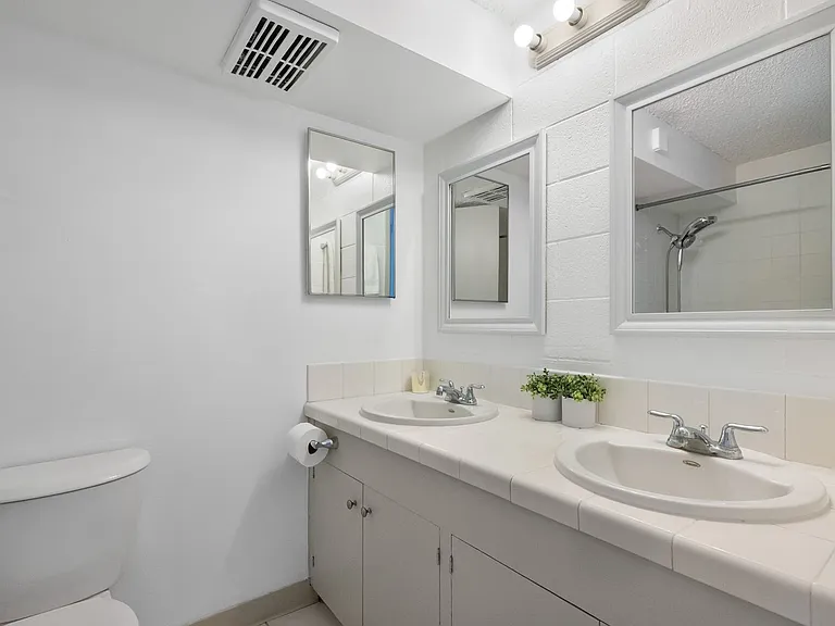 2501 Coyne St #205 — Photo 10