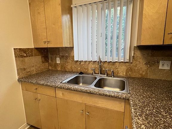 5th image of 633 W 78th St Unit 1/2