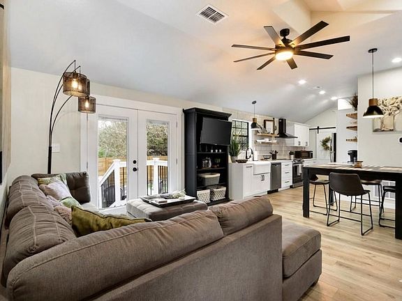 3rd image of 106 Chaparral Cir