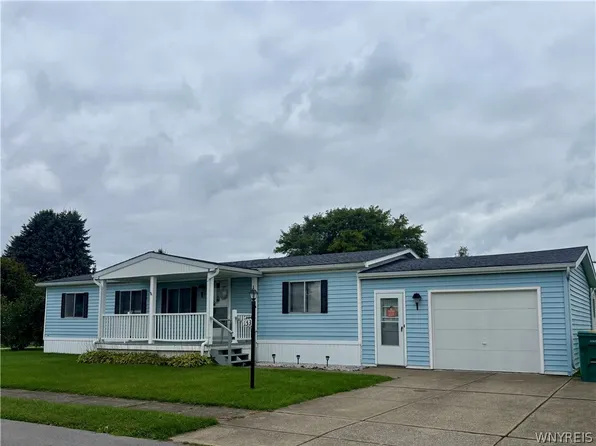 153 Golden Pond Est, Akron, NY 14001