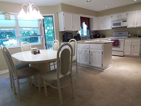 Eat-in kitchen with peninsula