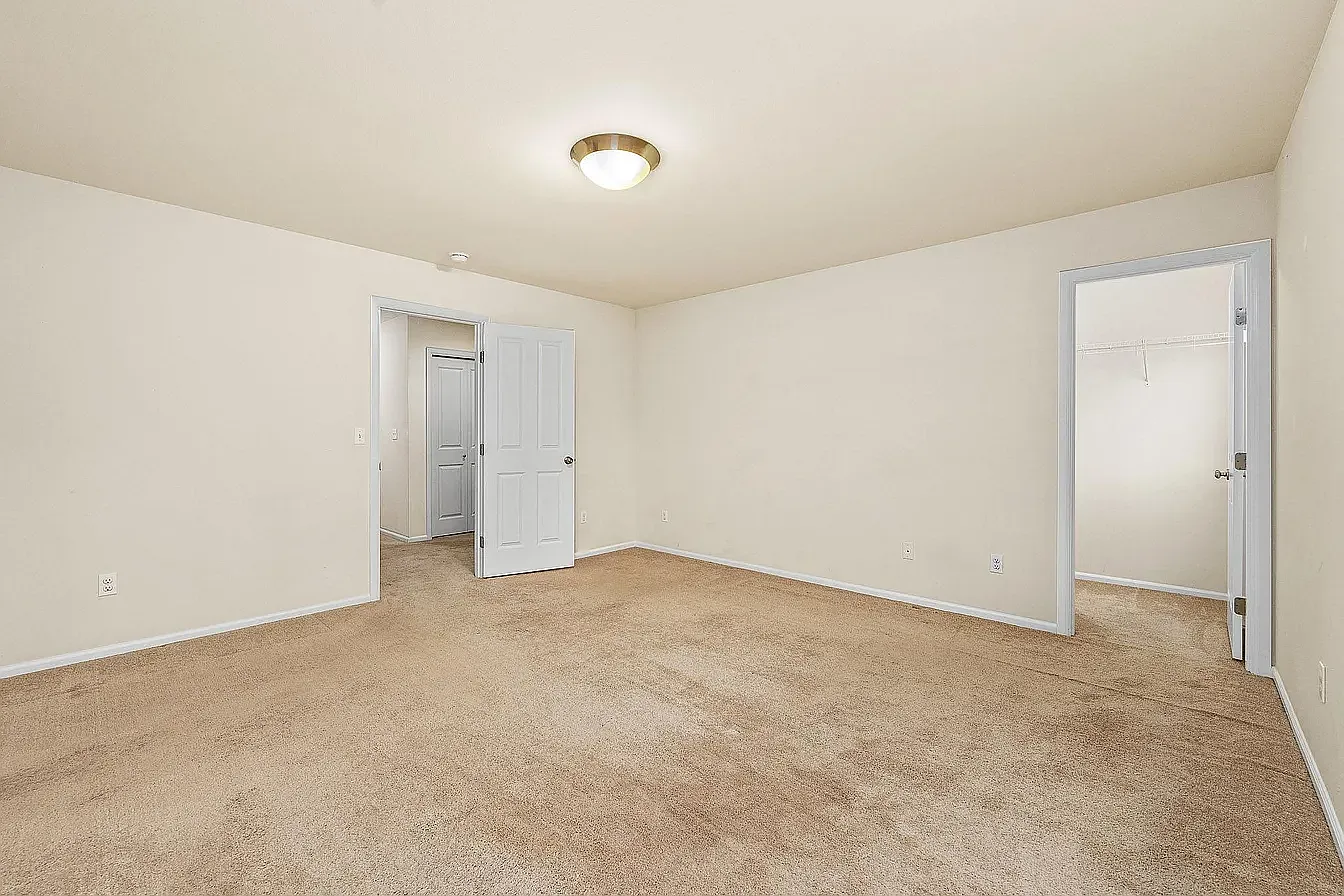 5 bed, 2490 sqft, $3,900 — Photo 4