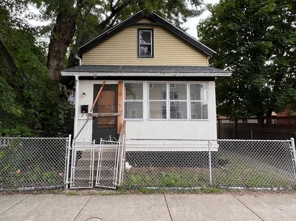 15 Manhattan St, Springfield, MA 01109