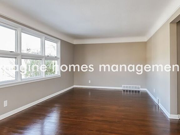 4th image of 32740 Parkway Dr