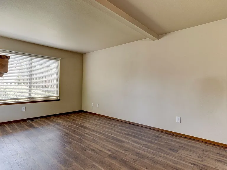 1250 SW Heller St #E1 — Photo 7