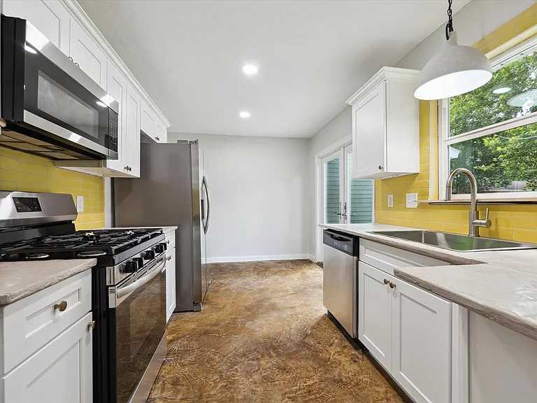 522 Barkley St — Photo 5
