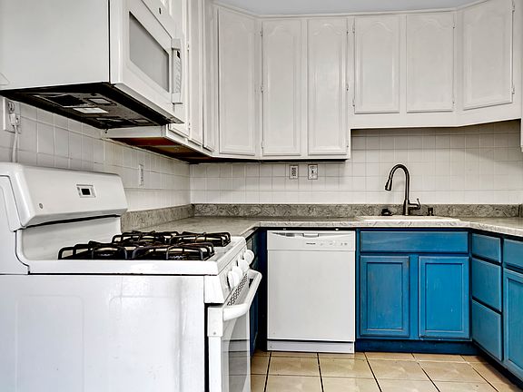 3rd image of 4440 Turquoise Dr