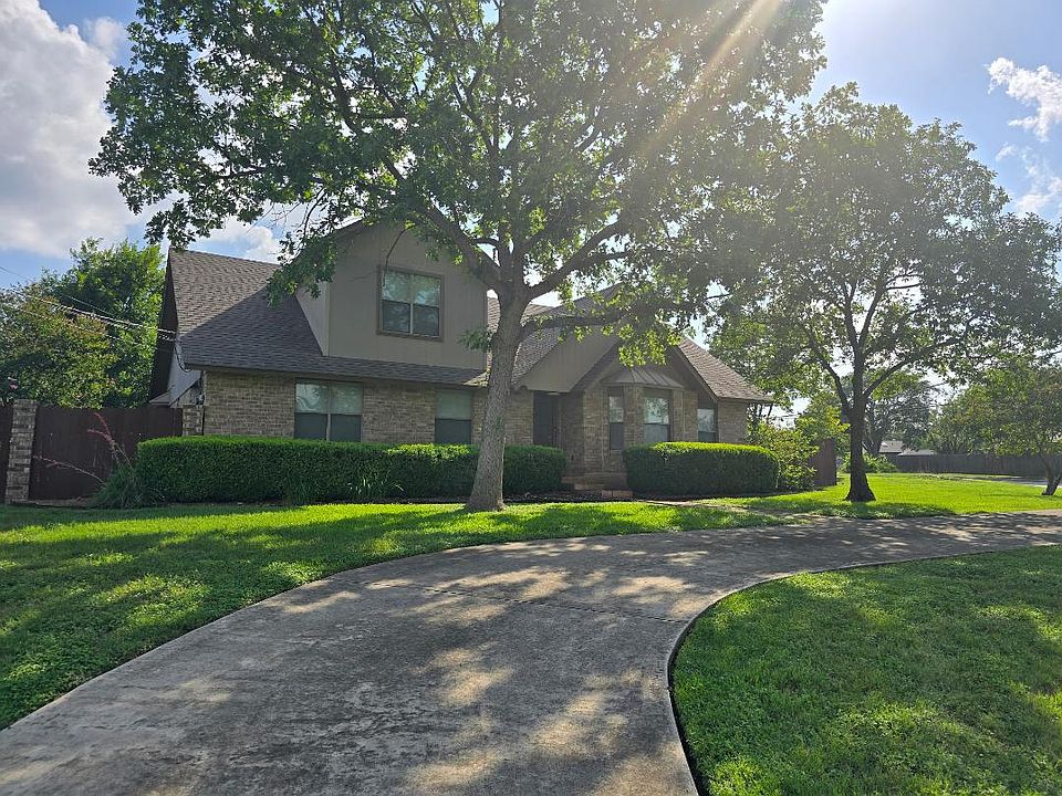 Traditional Family home in Hollywood Park with circular driveway
