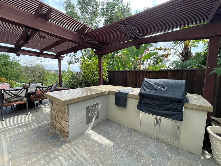 Built-in natural gas grill