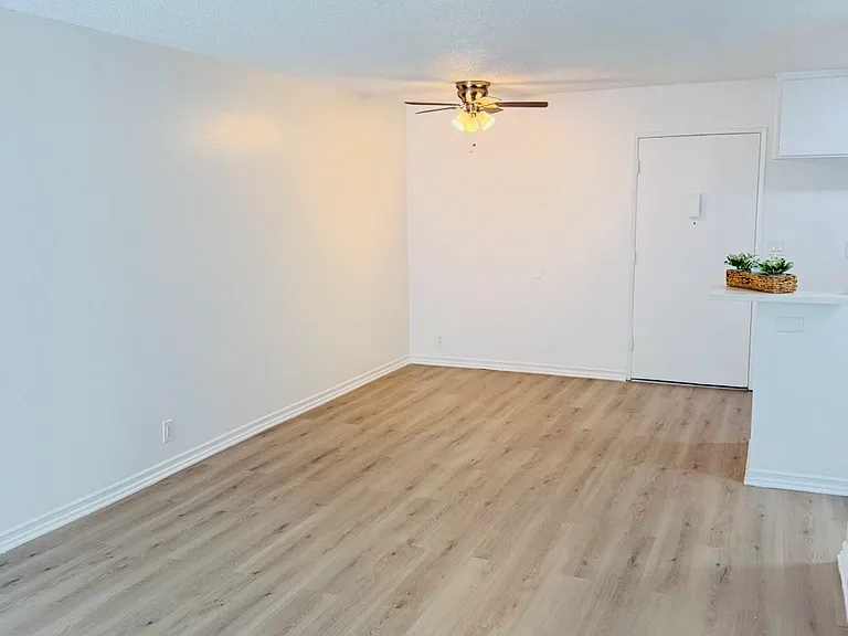 18366 Collins St #6 — Photo 4