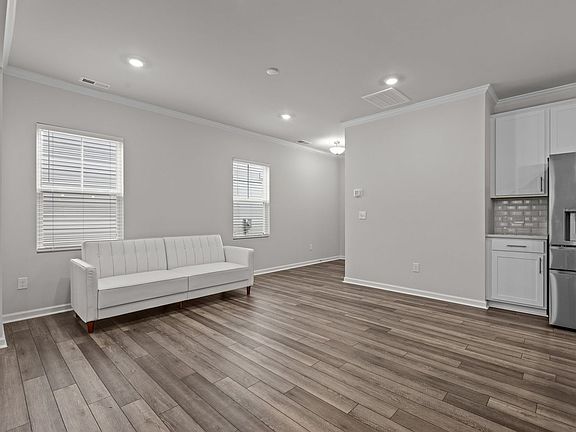 4th image of 5858 Woodlawn Dr