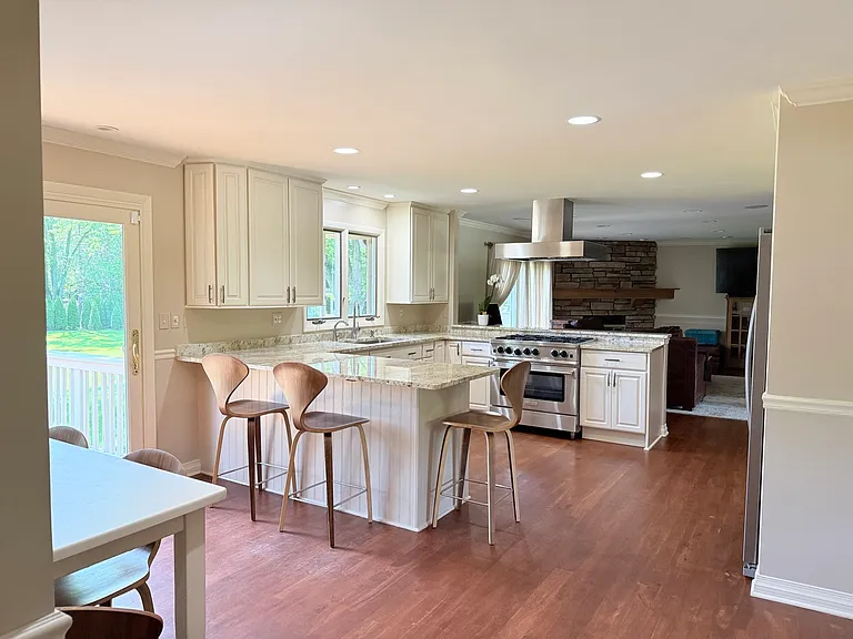 1447 Carol Ln — Photo 12