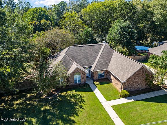 2nd image of 323 Woodlands Dr