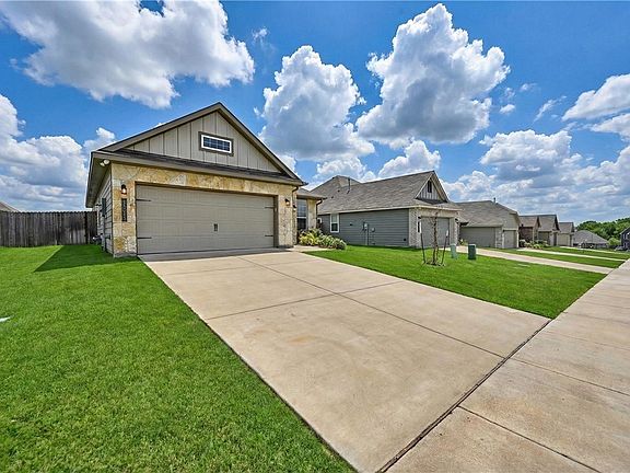 3rd image of 1443 Lake Ridge Dr