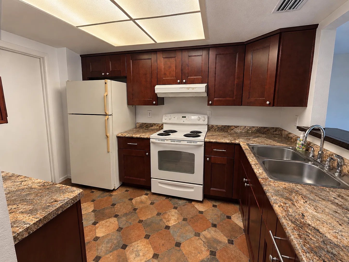 2 bed, 950 sqft, $1,675 — Photo 3