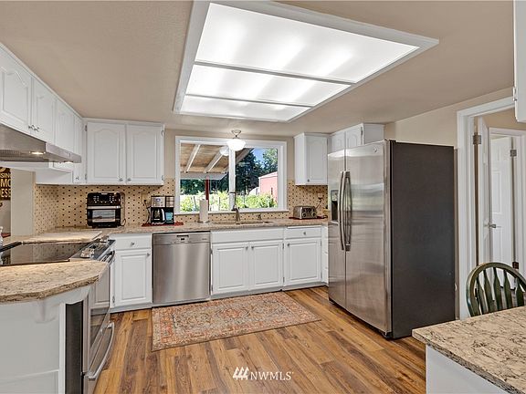 Updated Kitchen w/Stainless Steel Appliances & Beautiful Flooring>