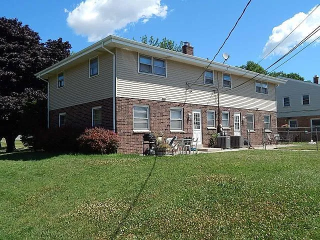 10409 W Grant St — Photo 4