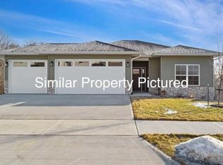 1268 Sand Prairie Dr, Iowacity, IA 52240