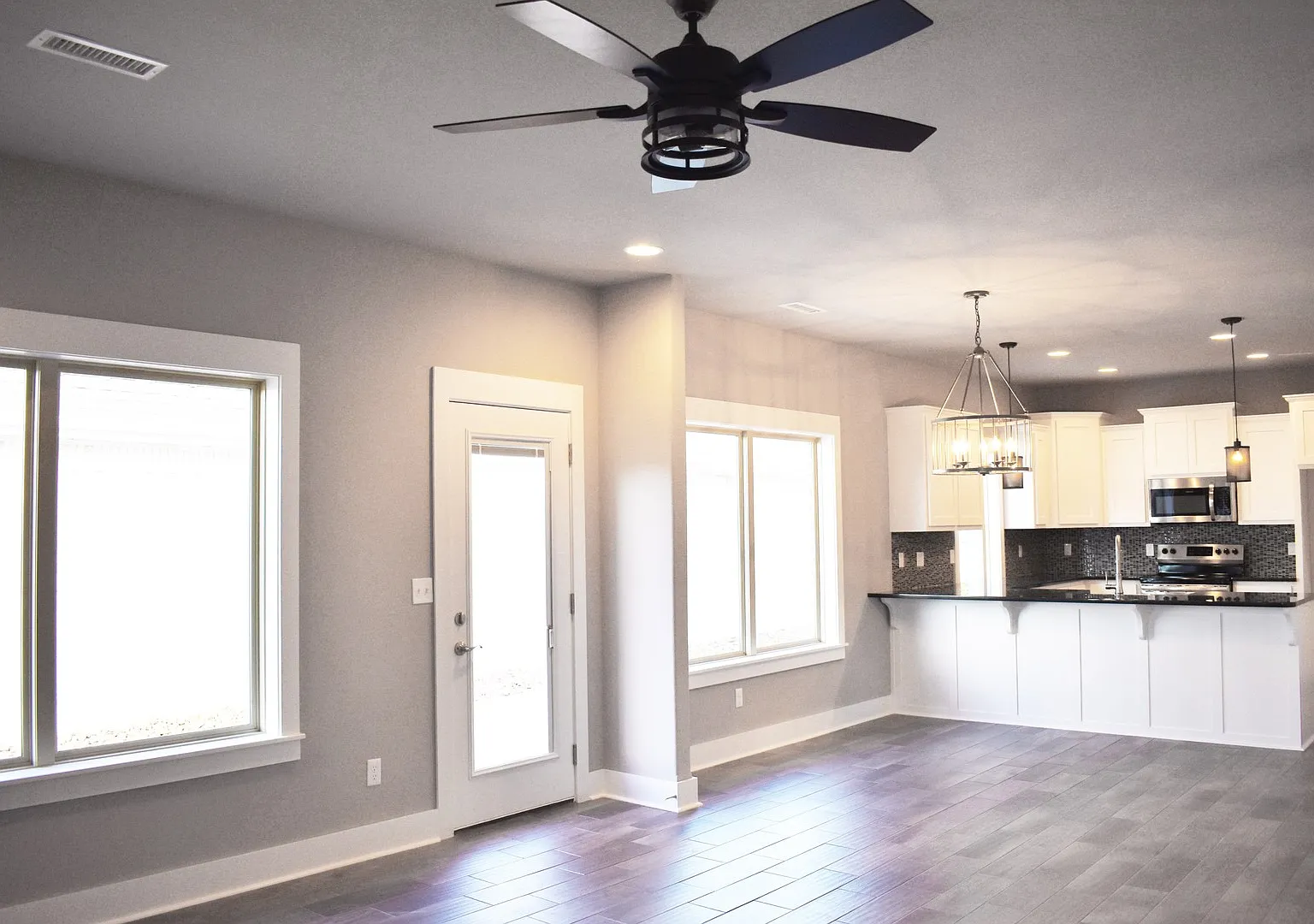 Luxurious 4 Bedroom, 3.5 Bathroom Home In Fayetteville, AR — Photo 2