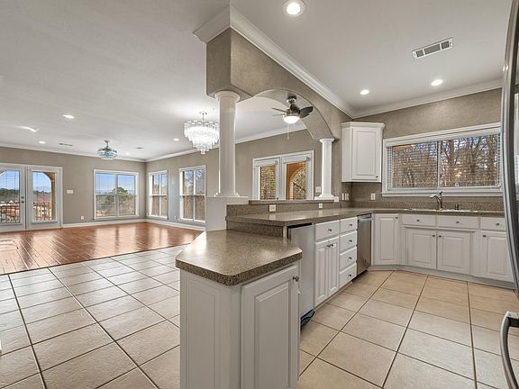 3rd image of 518 Amity Rd APT I6