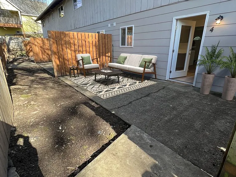 350 NW Willamina Dr — Photo 9