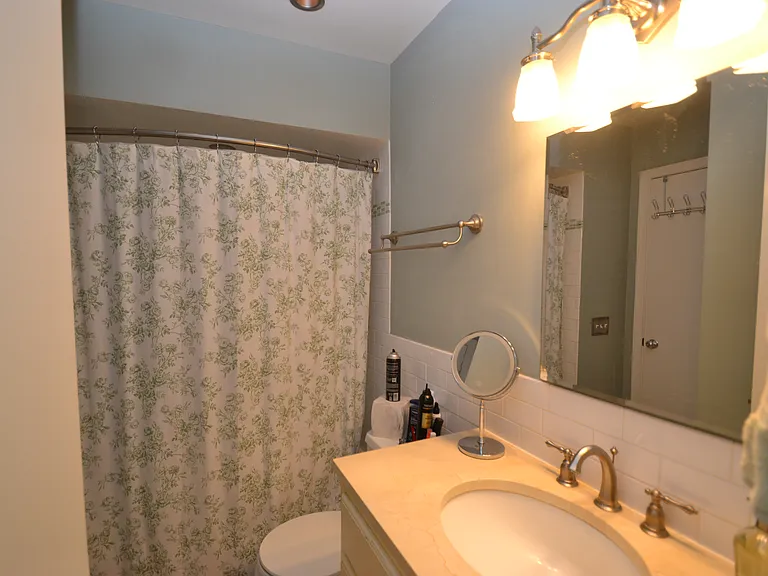 Upstairs Full Bathroom