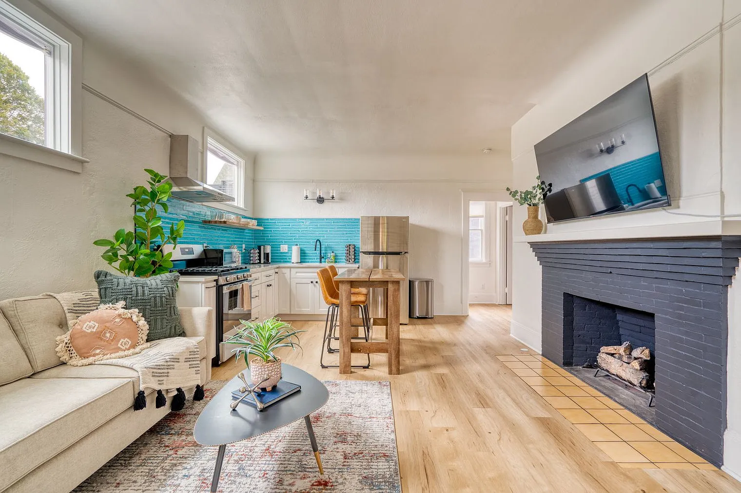 1 bed, 1.0 bath, 645 sqft, $3,379 — Photo 2