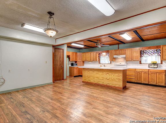 3rd image of 221 Linda Ct