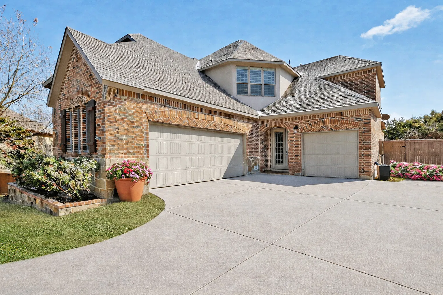 5 bed, 4.5 bath, 4041 sqft, $4,200 — Photo 2