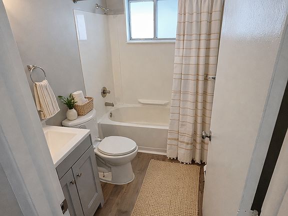 4th image of 10660 E Holly Rd #4