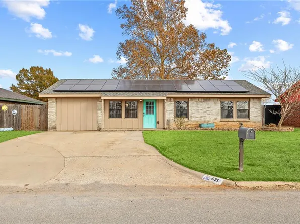 621 S 28th St, Clinton, OK 73601