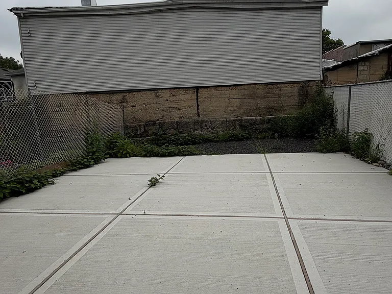 Barker St — Photo 12