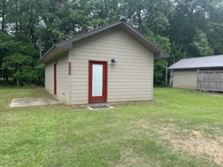 204 Barnett Cir — Photo 2
