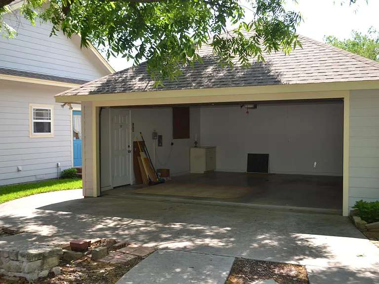 709 Roberts St — Photo 16