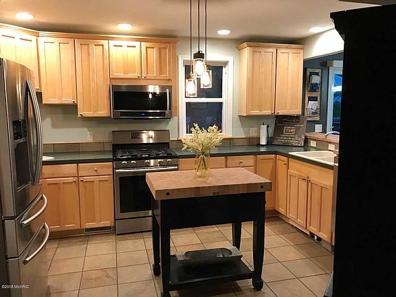 3rd image of 5699 Woodbriar Dr NE