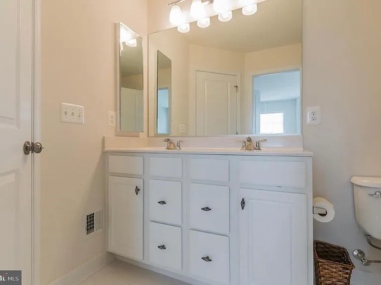 42275 Lancaster Woods Sq — Photo 18