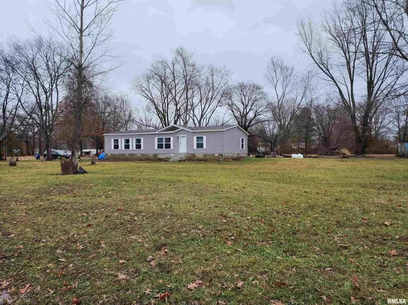 303 S 4th St, Broughton, IL 62817