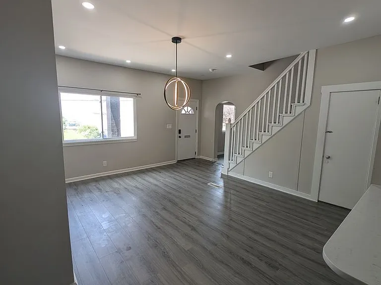 2508 Cobden St — Photo 4